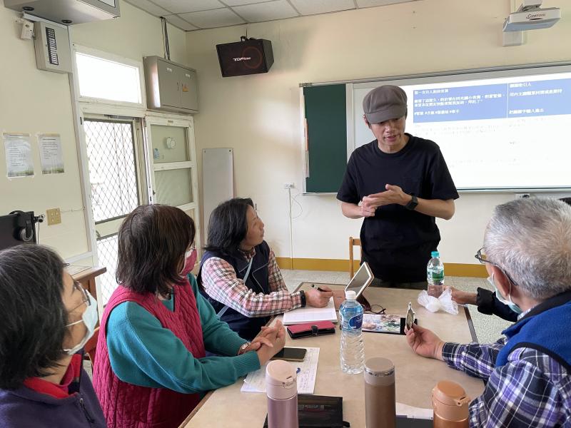 講師指導學員討論直播大綱及腳本潤飾，學員認真學習操作並互相討論
