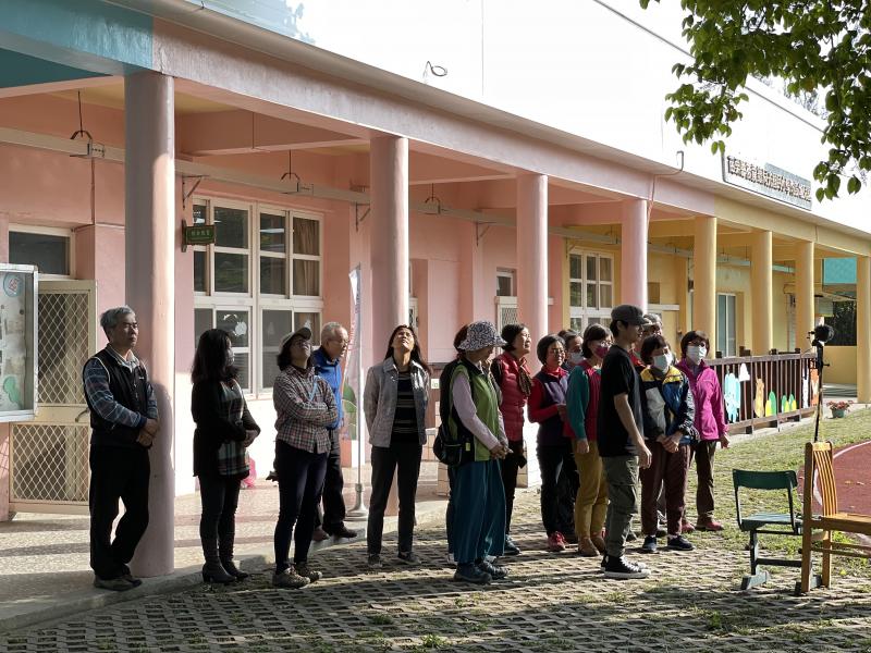 講師指導學員們使用ＦＢ為平台，並以【後龍–我的家】為題發表直播作品。