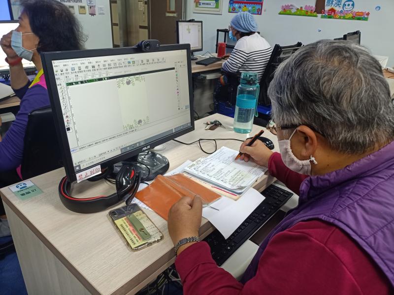 這個課程學員說她非常喜歡，因怕忘記細節所以很用功的做好筆記。每次看到年長的長輩，很認真的在學習課程，心裡也很高興。