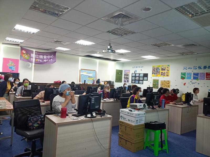 這堂課的學員，有些年紀比較年長，但他們的學習天神很棒，雖然有的對於滑鼠跟鍵盤都很陌生的，但他們都很認真地學習還完成作品。