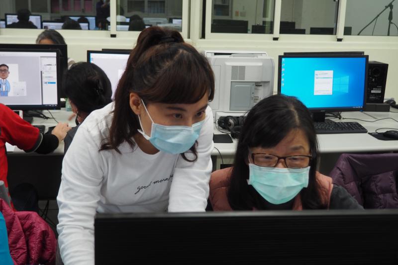 老師指導學員Photoshop軟體