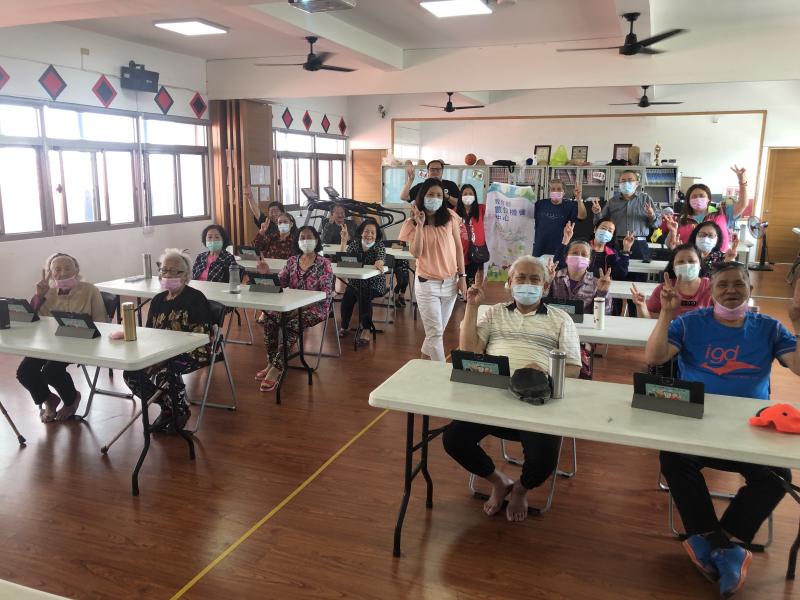 課程結束講師與長輩學員們開心的合影