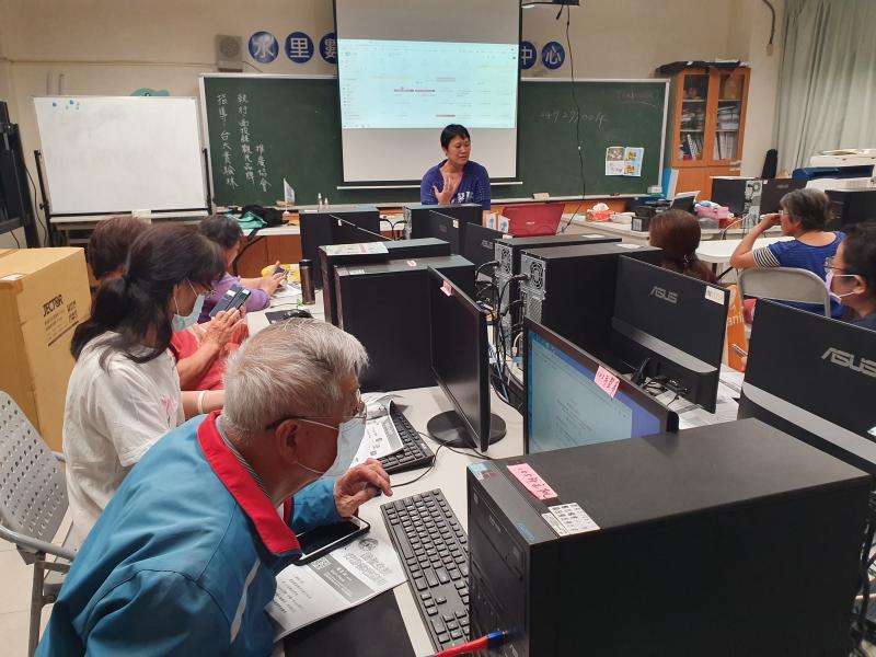 學員一面聽課一面下載電腦版Goog日曆操作方式.