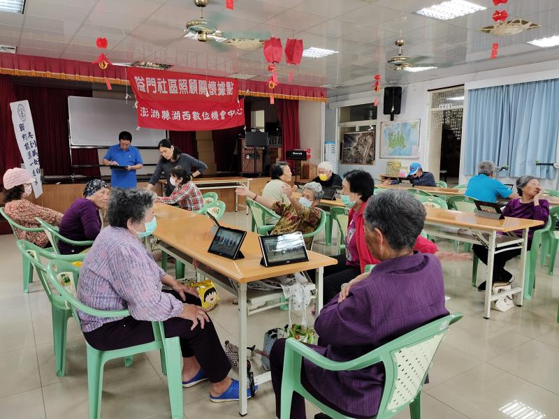 行動平板電腦體驗在隘門社區為居民服務，雖然社區還是以長者居多，但是老師會用最簡易的操作來帶領長者使用平板，有問題歡迎提出。
