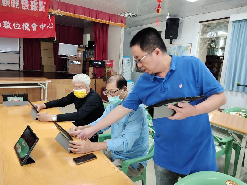 老師指導提出問題的學員，幫忙看看操作是那裡出問題，大家你一言我一句互相討論。