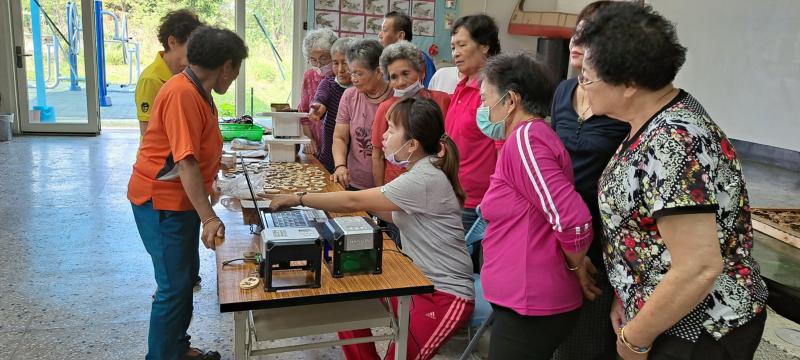 老師介紹雷雕機原理，實地帶著長輩操作，讓長輩了解現在科技的進步