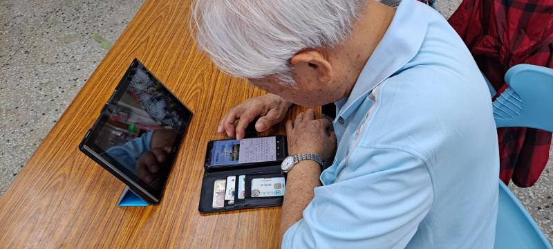 長輩跟我分享，學會玩(line)就能跟兒孫聊天，還能製作長輩圖發送給親友，這小小收獲讓他們更有學習的動力