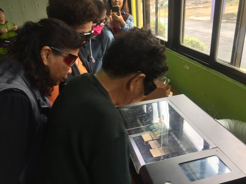 講師指導學員操作雷雕機