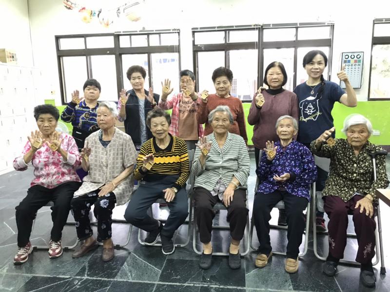 講師指導學員操作機台