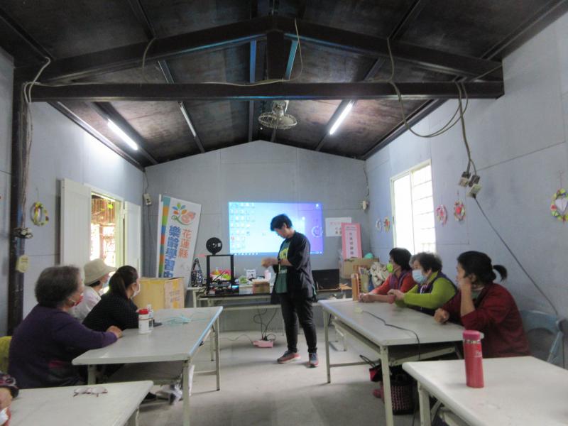 講師操作3D列印