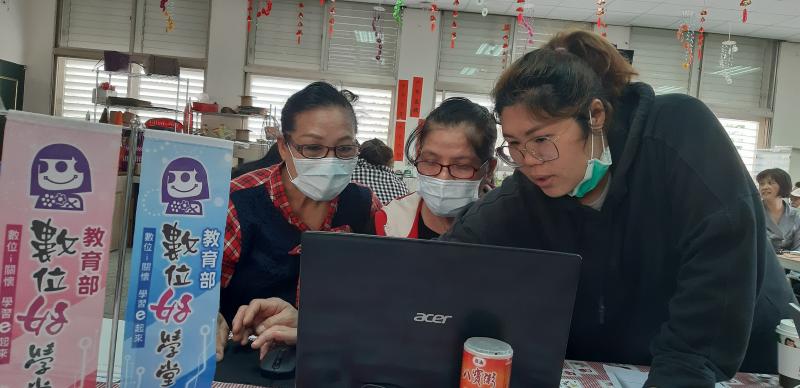 資訊志工協助講師教學員操作筆電