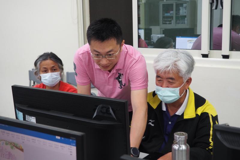 老師指導學員word軟體