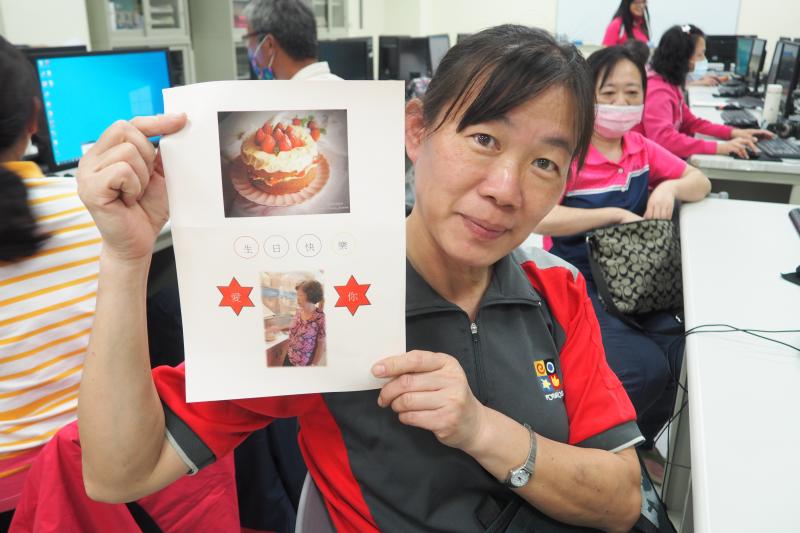 學員展示製作的卡片