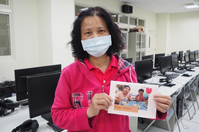 學員展示自己製作的卡片