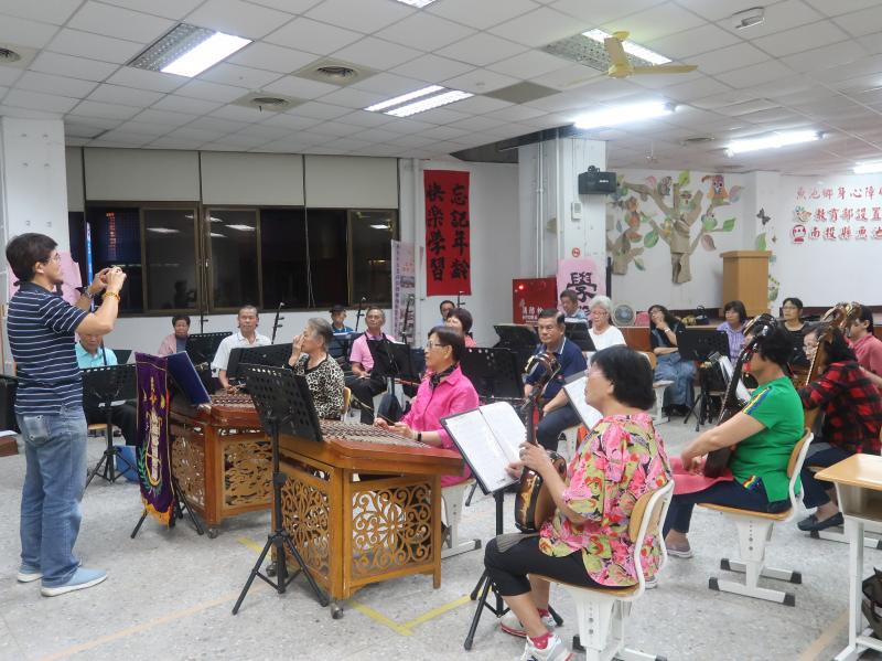 施  俊主任，介紹課程內容，及直播的用途。