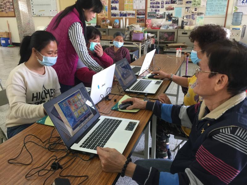 講師指導學員使用非常好色影像編輯軟體