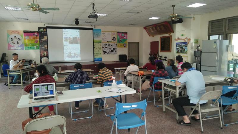 打開社群軟體一起操作