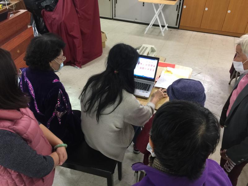 講師指導學員如何透過社群媒體來增加大田社區半杯咖啡的人氣量