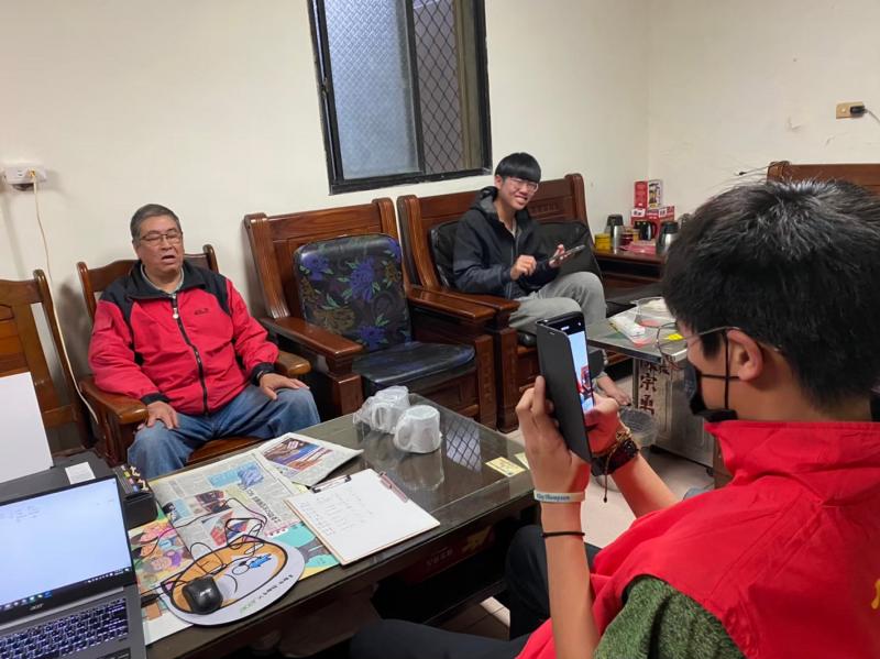 孫子幫阿公錄製新春道賀影片，之後上傳到YOUTUBE平台