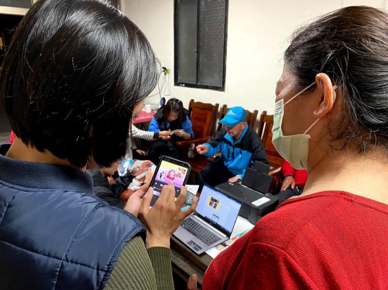 學員選擇三張照片做相片剪輯，之後輸出成馬克杯