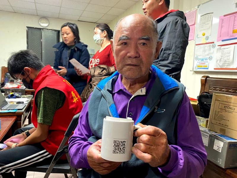 阿公看到自己的照片轉印到馬克杯，還留下了新春道賀影片，非常開心