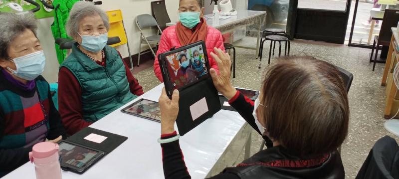 阿嬤幫阿嬤拍攝影片之後去背做成紅包袋上的圖示