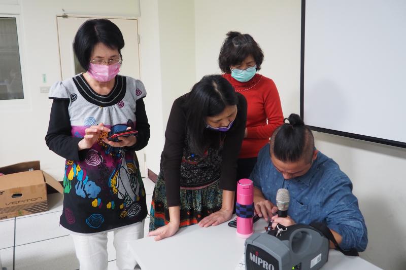 老師指導學員影像軟體