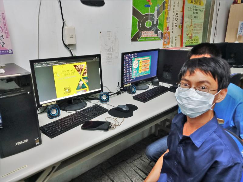 學員龔瑞祥運用AI軟體設計專屬自家品牌的可可海報