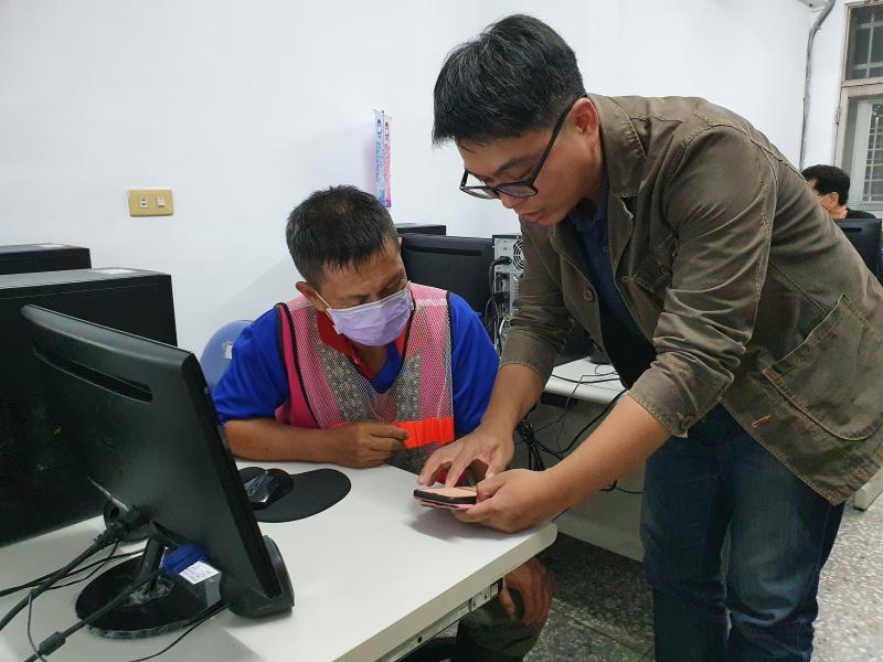 講師協助學員認識數位創意設計及下載軟體