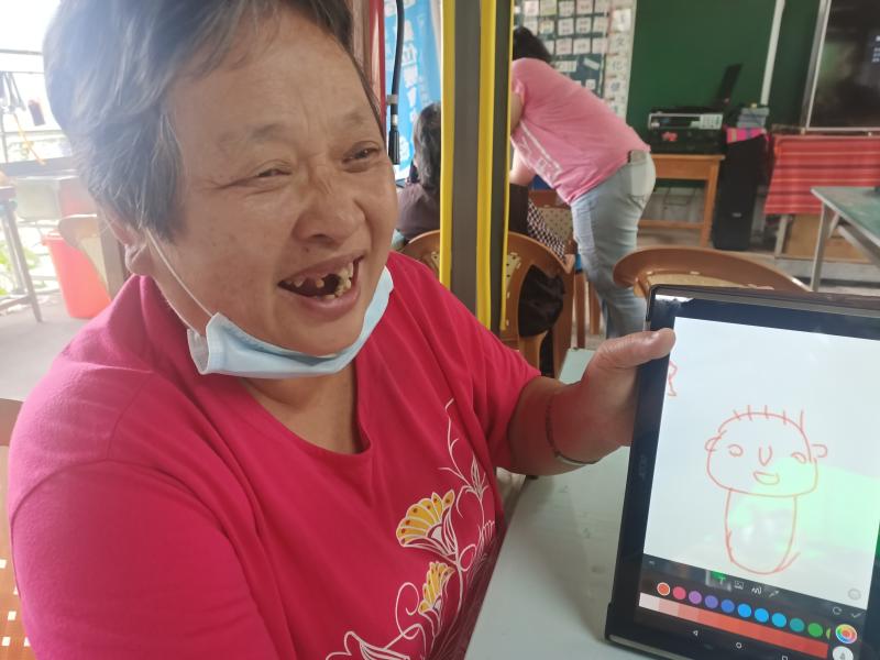 課程中充滿愉快歡樂的氣氛，學員們學的開心，也體驗到了數位學習的魅力喔。