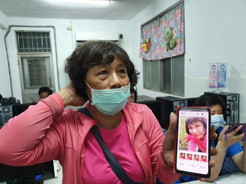 學員實際操作數位設計軟體 分享編輯照片成果