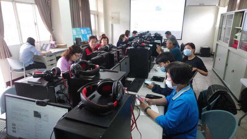 埔里數位機會中心終於開課囉！大家興致勃勃的進行DOC開箱初體驗。