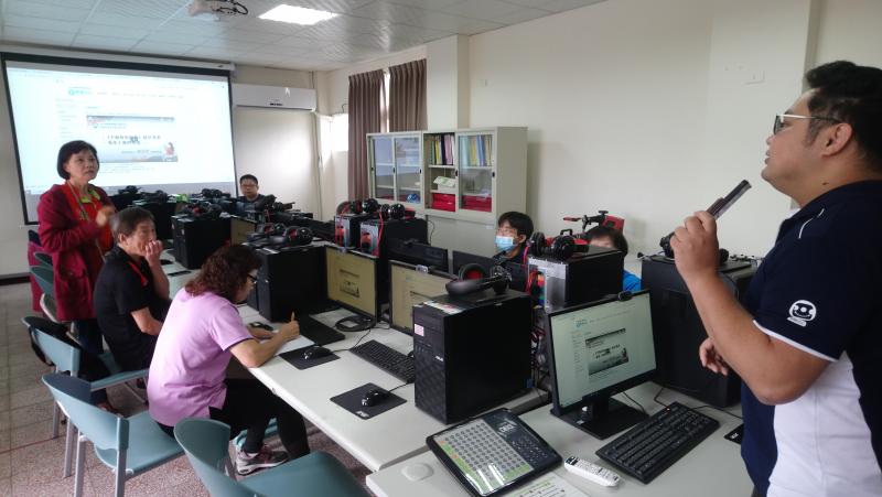 蜈蚣社區的王素珍總幹事跟許峻維老師進行交流提問