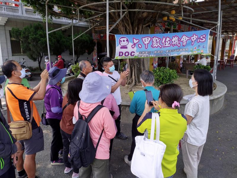 學員從手機觀看何謂360度拍攝相片