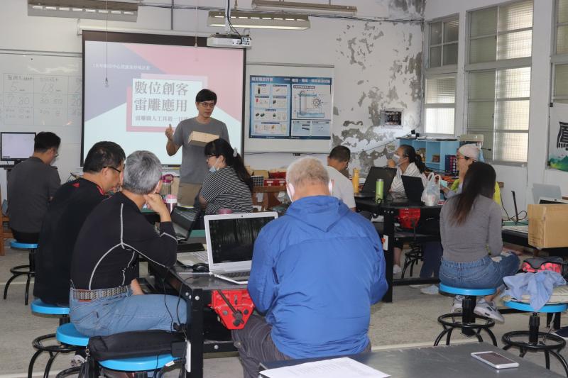 學員認真的聽老師上雷雕基礎知識