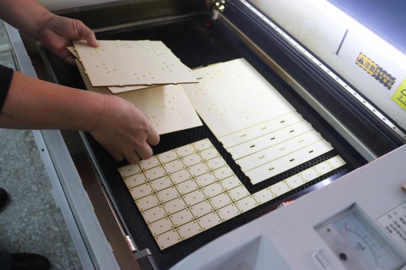 學員將雷雕好的作品拿出組裝