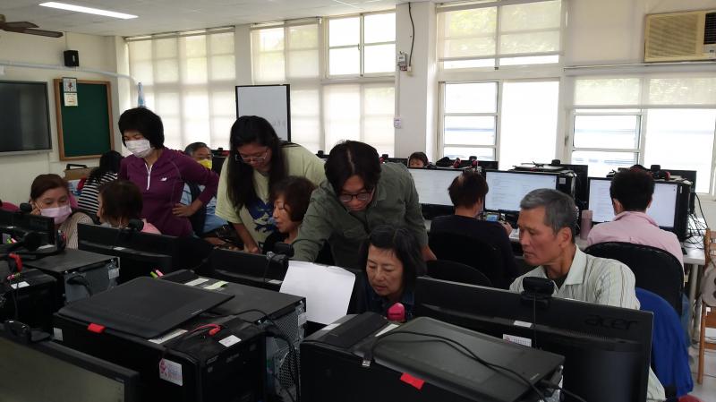 教導學員如何操作