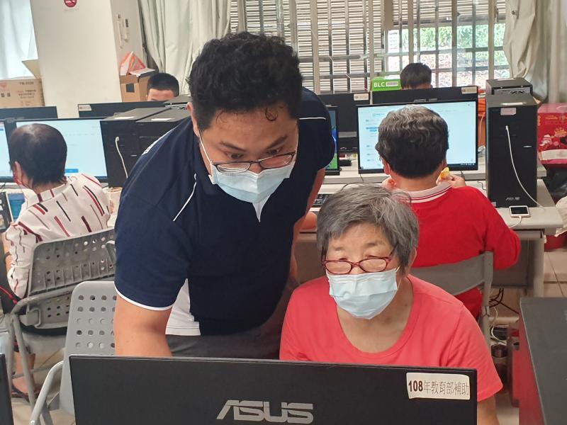 老師個別指導學如何註冊Gmail及學習中心操作方式.