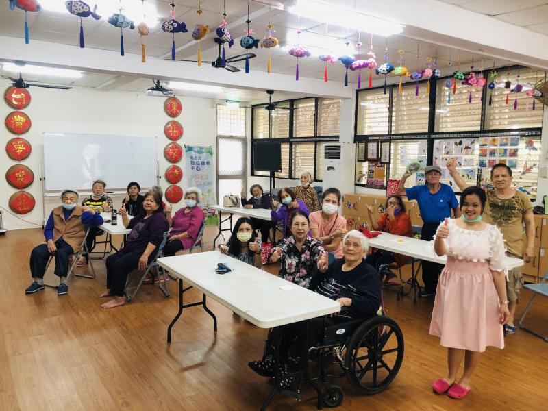 今天的課程讓這些長輩們大開眼界，課程結束後開心合影。