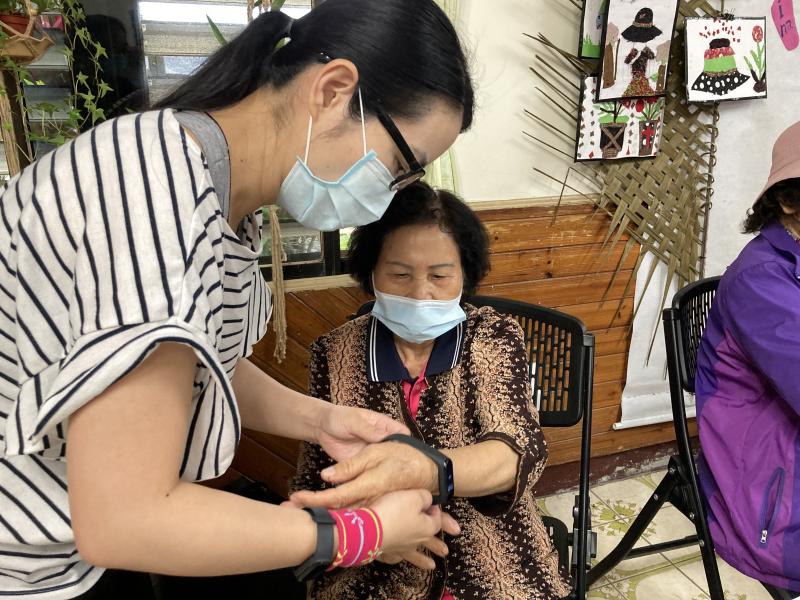 老師給學員體驗智能穿戴手錶