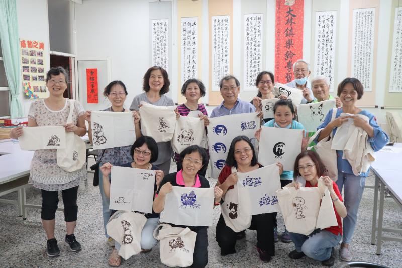 從退休後,得知大林數位機會中心和樂齡中心合辦許多課程,只要一開課,我立馬報名,因為完全免費學習,而且教師課程都是經過嚴選，保證收穫頗多!