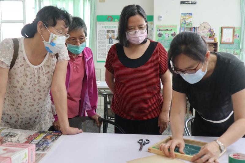 面對學員求知若渴的神情,只能對學員橋起大拇指說個讚!中午不休息,只知求完美,做出最好的作品!其實當中有點小插曲，原來網版印刷是靠感光劑對圖案進行遮光,當中放錯位置,一直不斷失敗,大家一起集思廣益,終於找到失敗的原因!大家恍然大悟!趕緊完成作