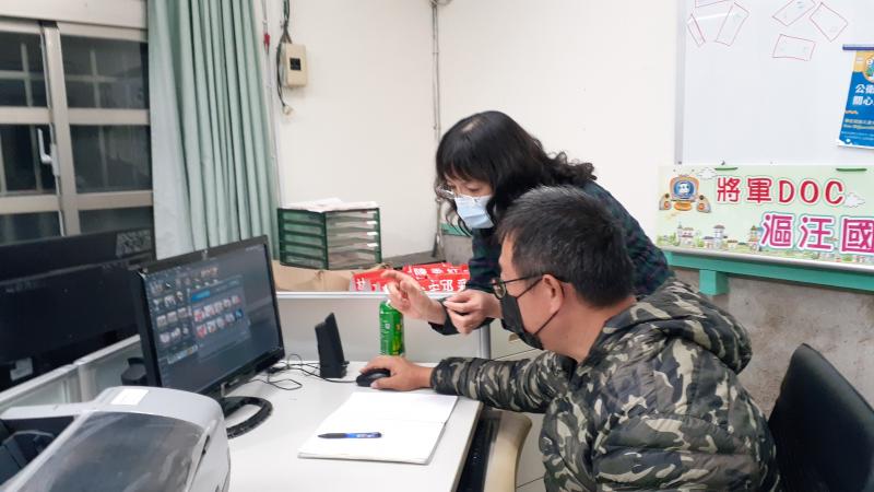 教學員將媒體的色板拖曳出