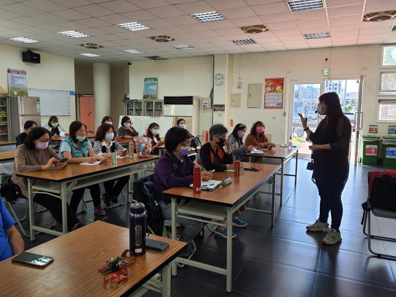 講師向學員介紹社群軟體 LINE 的多功能用途。