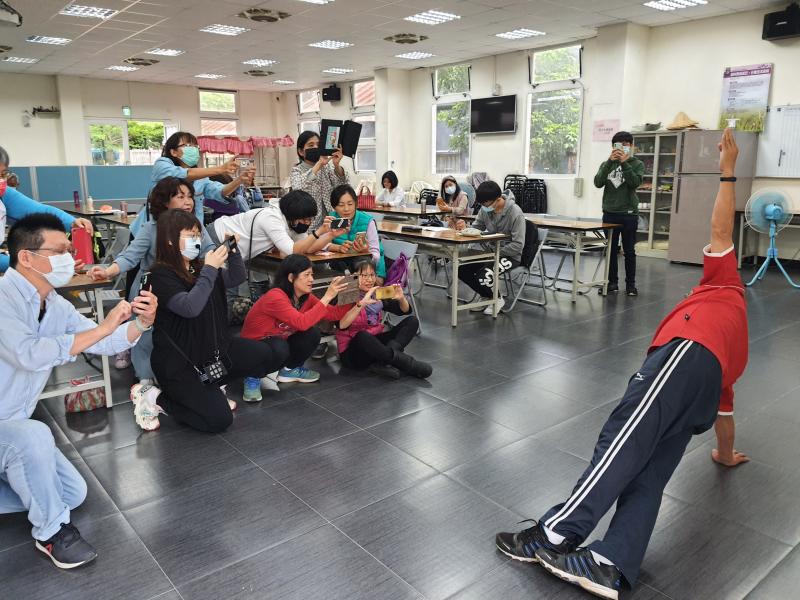 學員擺出瑜珈姿勢，讓其他同學拍攝練習。