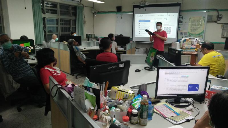 講師講解藍牙的應用。