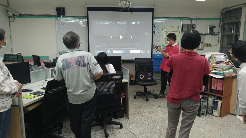 講師示範直接用手機連結，可以用無線的裝置來追劇