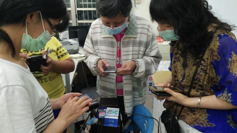 大家利用無線藍牙裝置連線喇叭，將音樂透過喇叭播放出來。