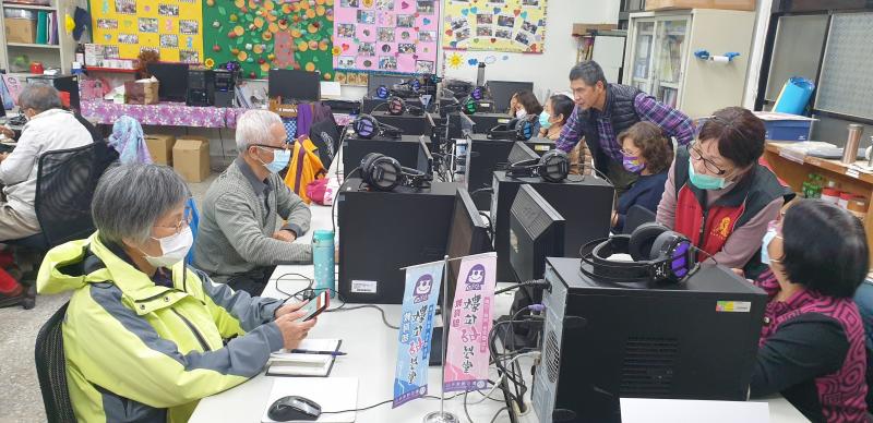 學員註冊資料的填寫過程中，講師融入學員群體，隨時解決疑問