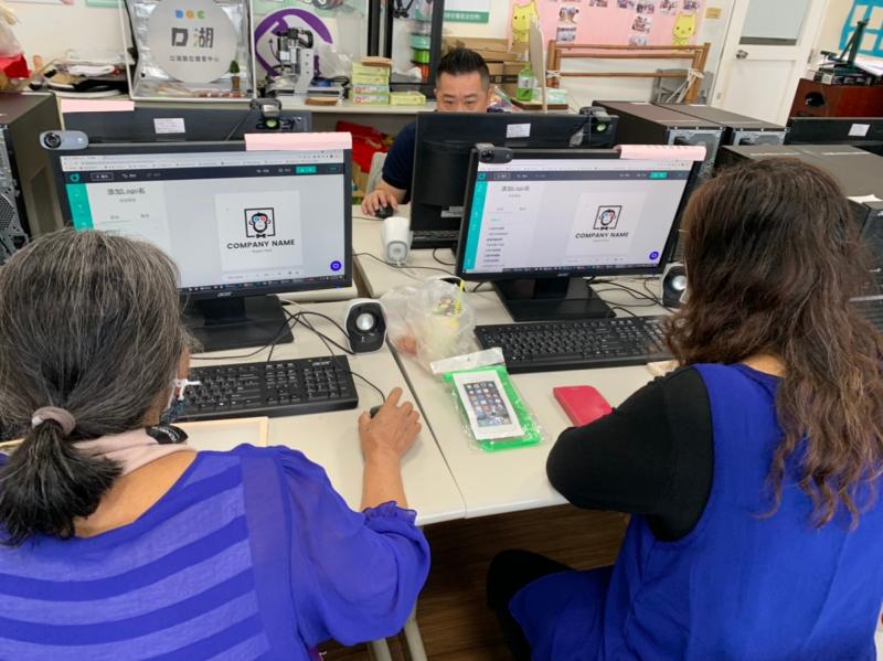 學員設計攤位上的小招牌LOGO